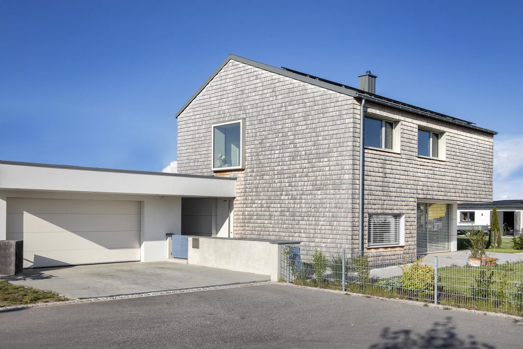 Ein Haus mit Schindeln - plusEnergieArchitektur
